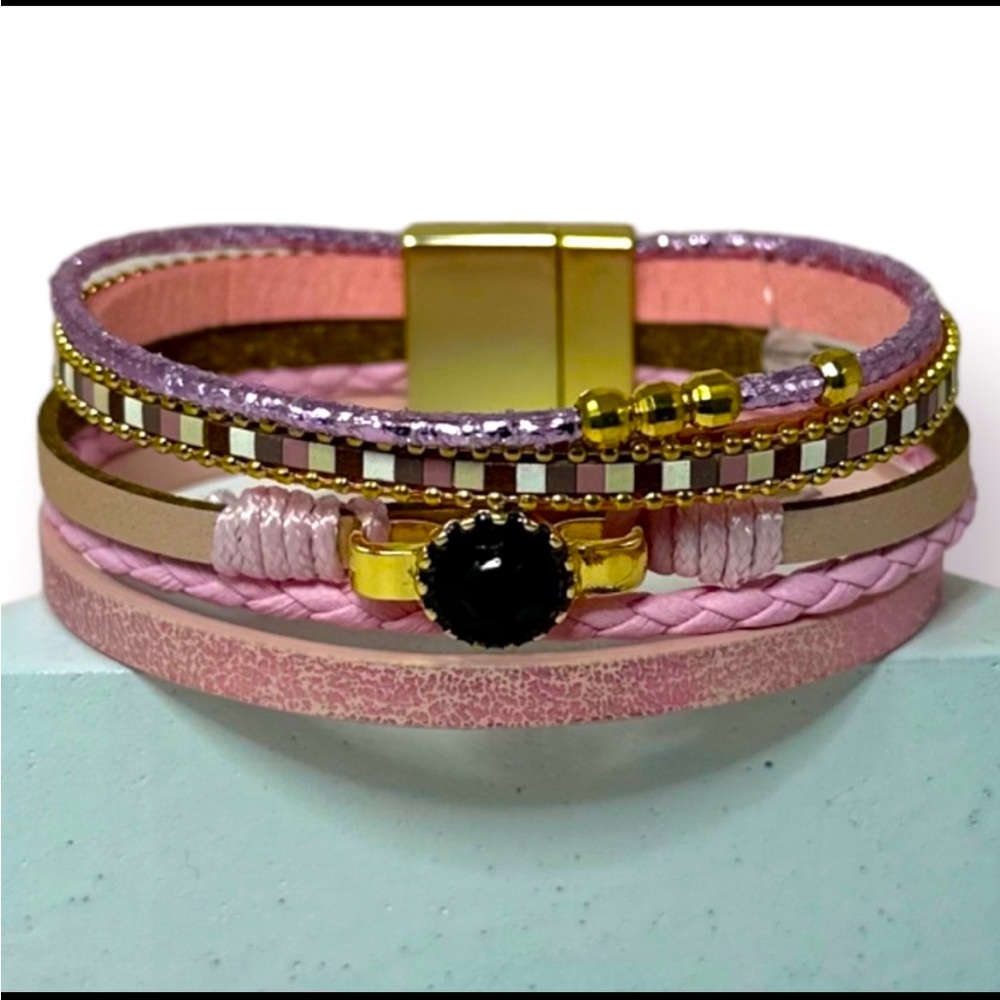 NWT BEAUTIFUL MULTI LINE LEATHER CHARM WITH MAGNETIC LOCK BRACELET - Picture 5 of 6